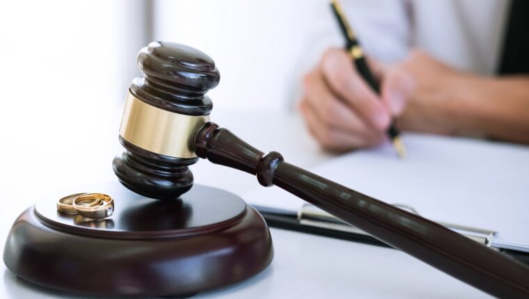 Jak wygląda przygotowanie dokumentów i proces rozwodowy z orzeczeniem o winie?