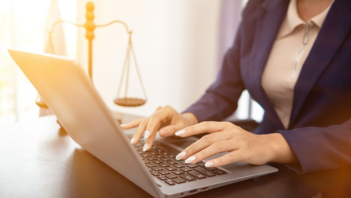 Specyfika porad prawnych online. Kiedy warto z nich korzystać?