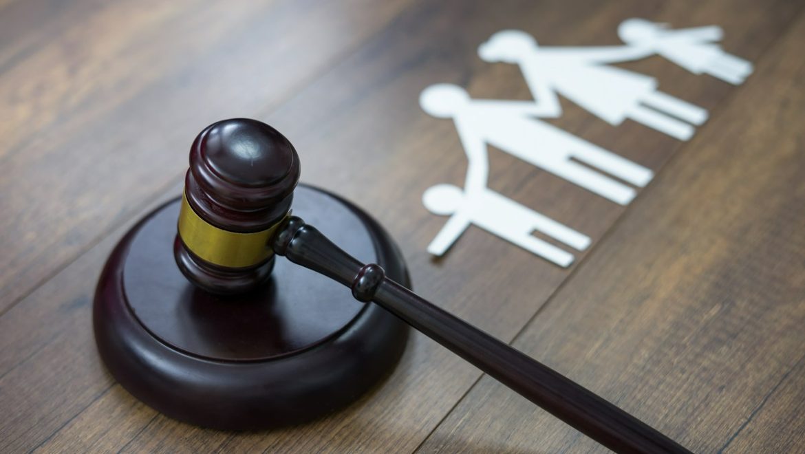 Od wniosku do orzeczenia — jak przebiega sądowy podział majątku po rozwodzie